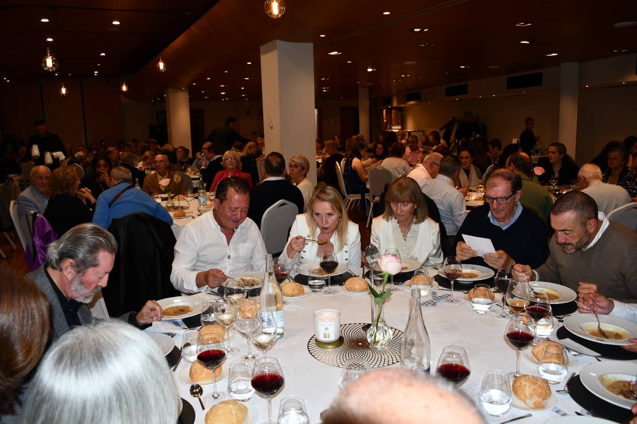 El salón del hotel abba Playa Gijón, lleno durante la VI Cena Solidaria