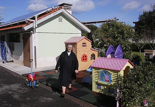 La madre Angustias, responsable de la Casa de Acogida, en la zona de juegos de los niños. Foto de Damián Arienza para El Comercio.