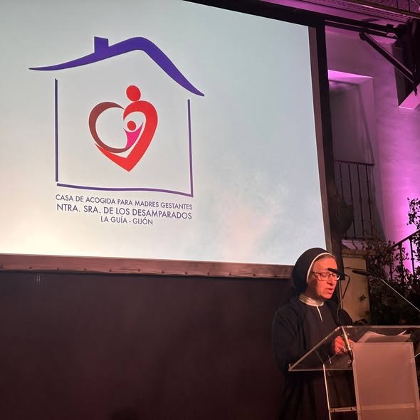El logotipo de la Casa de Acogida para Madres Gestantes Ntra. Sra. de los Desamparados en la pantalla del acto