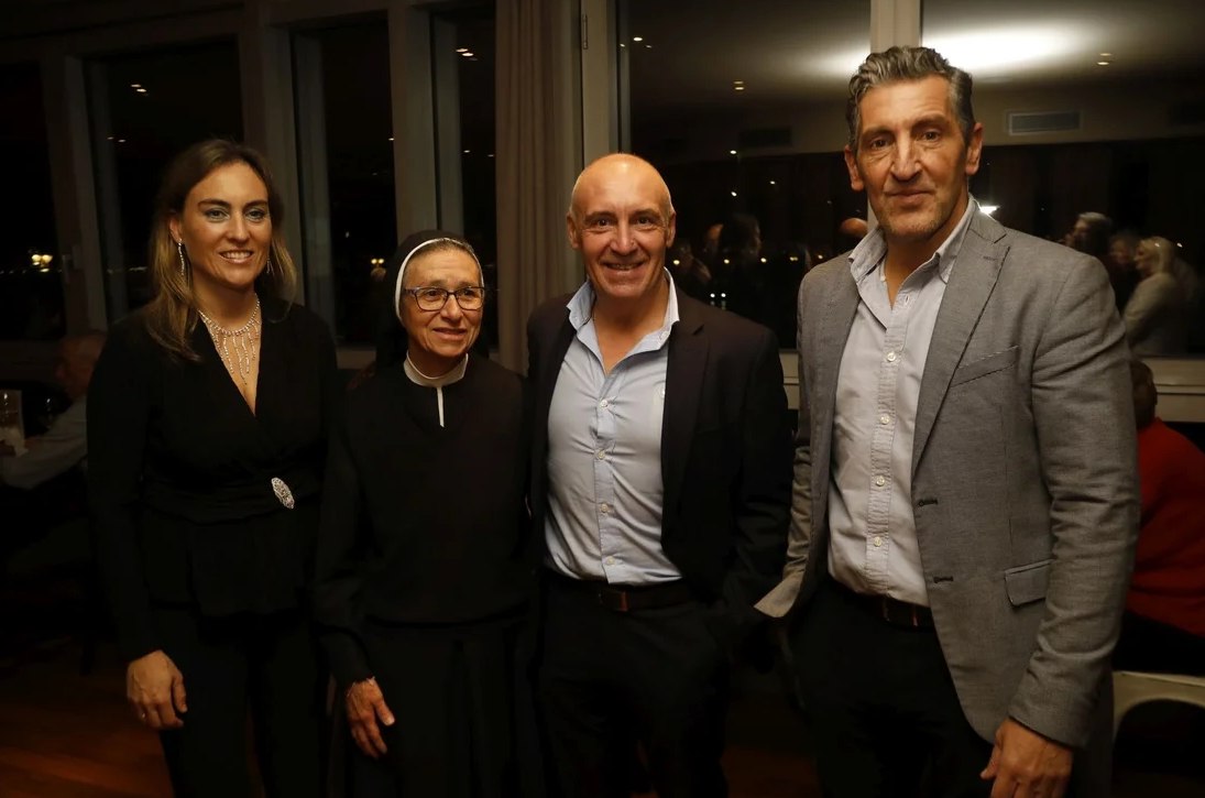 Cuatro asistentes a la gala, con una religiosa de la congregación.