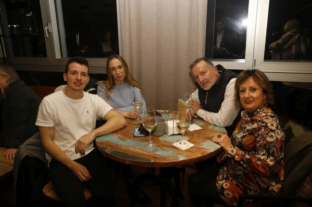 Cuatro asistentes, en una mesa durante el aperitivo de bienvenida.