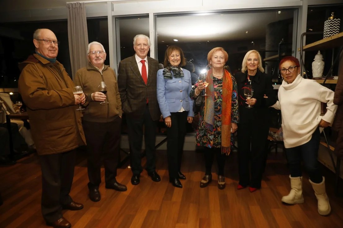 Un grupo de asistentes, con sus copas, en el aperitivo de bienvenida.