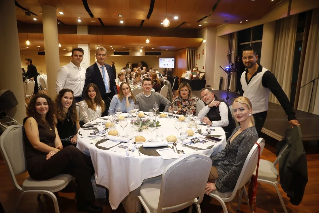 Una de las mesas de la cena, posando para la foto.