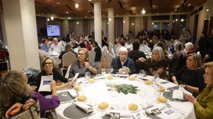 Las mesas de la VII Cena Solidaria en el hotel Abba Playa Gijón. Foto: La Nueva España.